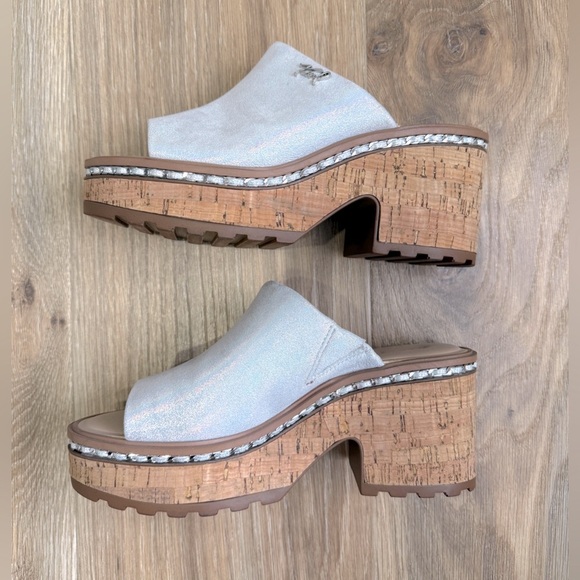 KARL LAGERFELD Women's Carita Iridescent Wedge Sandal Platform Size 7.5M - LNC - Picture 6 of 9